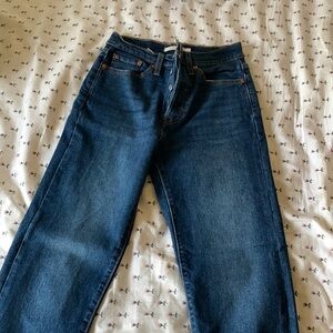 Levi’s wedgie pant. Size is 27by 27length. Like new